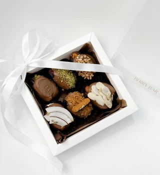 Финики в молочном шоколаде 6 шт микс вкусов в подарочной упаковке - Berry Bar