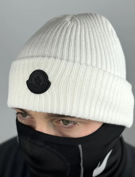Шапка Moncler с прорезиненным логотипом белого цвета, One size (универсальный размер), Унисекс.