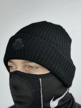 Шапка Moncler с прорезиненным логотипом черного цвета, One size (универсальный размер), Унисекс.