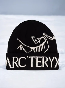 Шапка Arcteryx черного цвета.