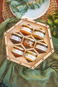 Набір медовий у деревʼяному боксі LOVE HONEY "Медова турбота" 6 баночок 850 г