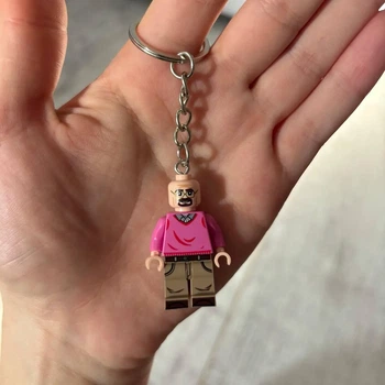 Брелок «Breaking Bad / Уолтер Уайт»: легендарный Хайзенберг в розовом джемпере — культовый образ для истинных ценителей сериала Во все тяжкие