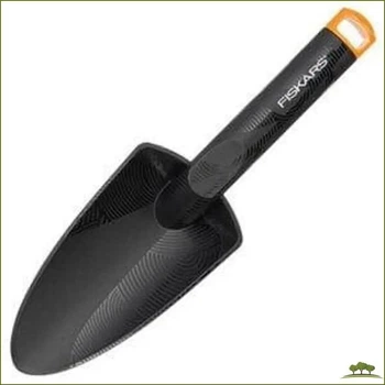 Садовая лопатка Fiskars Solid компактный и надёжный инструмент