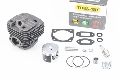 Цилиндро-поршневая группа Treszer для бензопилы модели 5200, объем двигателя 52 см³, диаметр цилиндра 45 мм, диаметр поршневого пальца 11 мм, черная; металлические прокладки и болты, серия Pro.