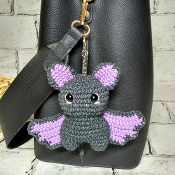 Брелок Летучая мышь игрушка вязаная ручной работы Hand Made амигуруми 10х13 см 216-3