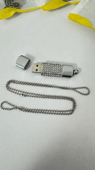 Подарункова флешка-кулон зі стразами Garrulax 32 GB (на ланцюжку)
