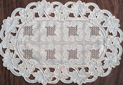 Вінілова серветка біла овальна 30×45 см, з квітковим рисунком S105W