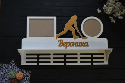 Іменна медальниця, з полицею для кубків та фоторамками, флорбол, з дерева, під замолвення (МД0312)