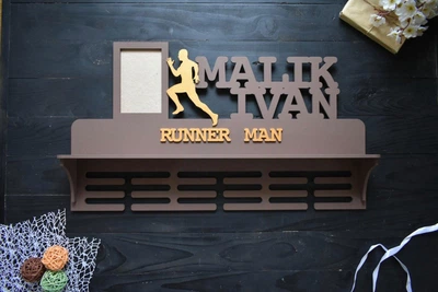 Именная медальница из дерева с полкой для кубков "Runner man". Бег, легкая атлетика, под заказ (МД0218-2)