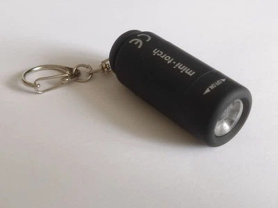 Міні брелок-ліхтарик з USB-зарядкою, ручний переносний міні-ліхтарик чорний матовий soft-touch (5.5х2.2 см), ціна за 1 шт.