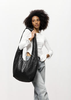 Велика плетена жіноча сумка-хобо Sambag HOBO WEAVE для ноутбука 15" з екошкіри Чорна