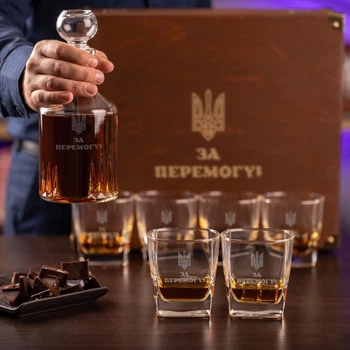 Подарунковий набір для віскі з гравіюванням За перемогу!, графін + 6 склянок у дерев'яній скрині, WOODPRESENT