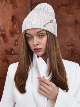 Трендовая вязаная шапка рванка с рваным декором и булавкой JOY KNIT белая