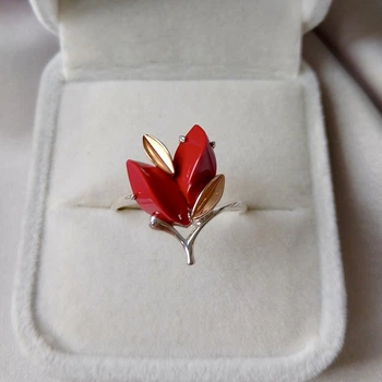 Серебряное кольцо 925 пробы с золотыми пластинами 375 пробы с кораллом 17,5 размер