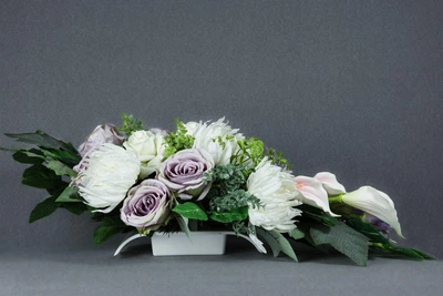 Ритуальная цветочная композиция GALA DECOR с бархатными розами и калами в утяжеленном кашпо 70х20 см