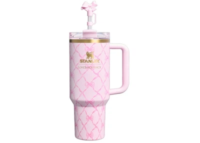 Термокружка с трубочкой Stanley 1913 x LoveShackFancy Holiday Quencher H2.O FlowState Tumbler 1,18 л, из нержавейки, розовая