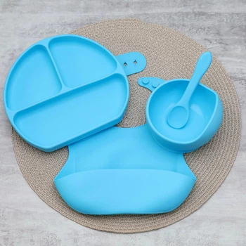 Набор силиконовой посуды для детей на присосках из 4 предметов: нагрудник с застежкой, глубокая тарелка, силиконовая ложка, секционная тарелка. Безопасная посуда для малышей Голубой