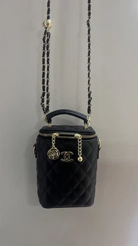Жіноча сумка для телефону бочонок з логотипом Chanel через плече чорна