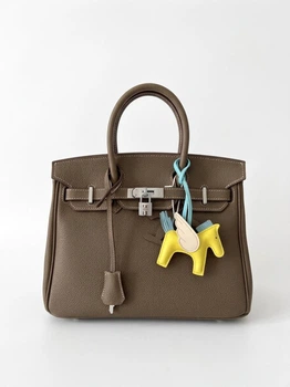 Жіноча сумка Hermès Birkin 30 30*26*14 cм сіро-оливкова (Etoupe/Olive) зі сріблястою фурнітурою, підвіскою-конячкою та шовковою хусткою.