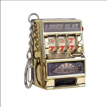 Брелок міні-казино золотого кольору, ігровий автомат 777. «Lucky Slot»