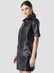 Платье-рубашка короткое осеннее женское NA-KD 1018-002538-0002 2XS Черное (7325941556656) - изображение 1