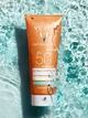 Mleczko do opalania Vichy Capital Soleil Beach Protect Multi-Protection SPF 50+ wodoodporne, z kwasem hialuronowym 200 ml (3337875648530) - obraz 9