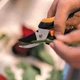 Секатор Fiskars для цветов Solid SP14 (1051601) - изображение 5