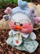 Мягкая игрушка уточка "Cafe-mimi duck" с повязкой сердечки, 30см. - изображение 4