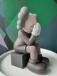 Дизайнерская игровая фигура Кавс Kaws Companion Passing Through Grey серый 28 см - изображение 2