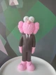 Дизайнерская игровая фигура Кавс Kaws BFF x Dior Pink розовая 38 см - изображение 1