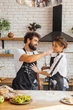Фартух з креативним принтом і слоганом The way you look at me makes me cook for you з кишенями і регульованими застібками. Чорний. Подарункова упаковка. - зображення 5