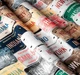 Декоративная хлопковая ткань с разноцветными изображениями нашивок с названиями штатов США 82888v1 - изображение 1