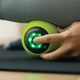Вибрирующий массажный мяч Trigger Point MB Vibe Plus 100 мм (США) - изображение 8