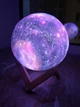 Нічник Світильник настільний 3D Moon COLOR Light Lamp Місяць Космос на пульті та сенсорне керування 15 см з акумулятором 16 кольорів Дитячий нічник - зображення 6