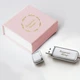 USB флешка кожаная белая на 8Гб и коробка подарочная Мамочке LSite(NLZ1pink) - изображение 1
