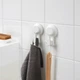 Крючок с присоской IKEA TISKEN 2 штуки Белый 703.812.75 - изображение 2