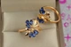Кольцо Xuping Jewelry крылышки с синими камнями р 20 золотистое - изображение 3