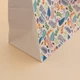 Пакет подарочный с рисунком eko-kraft 260х150х350 мм 5 шт/уп белый Крафт пакет с широким дном Бумажный пакет с цветным рисунком Цветочки листики - изображение 6