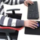 Подставка под локоть Computer Arm Support Красная подлокотник для поддержки запястья правой или левой руки вращается на 180 градусов - изображение 4