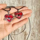 Набір з двох кулонів підвісок у вигляді серця Love на шнурку упаковано в подарунковий мішечок з органзи - зображення 4