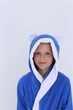 Махровый банный детский халат IDEAL TEXTILE для мальчика с капюшоном, 380 г/м2 синий+белый на 5 лет 110 см - изображение 2