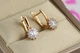 Сережки Xuping Jewelry хризантема 1.8 см золотисті - зображення 2