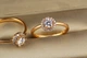 Кольцо Xuping Jewelry с белым камнем 5 мм на шесть креплений в кругу камешков р 20 золотистое - изображение 1