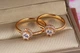 Кольцо Xuping Jewelry с белым камнем 5 мм на шесть креплений в кругу камешков р 20 золотистое - изображение 2