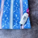 Электропростынь односпальная с цветным рисунком LUX Байка Турция 75x155 см 55214 Вензеля синие - изображение 5