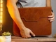 Шкіряна сумка-чохол для ноутбука 13" Apple / Asus / Dell / Lenovo / HP / Honor / Acer / Huawei / Xiaomi - (LC-06) - Коньячний - изображение 2
