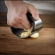 Пресс для чеснока измельчитель чеснокодавка Garlic Press из нержавеющей стали с пластиковой ручкой Черный - изображение 13