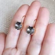 Позолоченные серьги Hand Made с кристаллами Swarovski серо-черного оттенка - изображение 3
