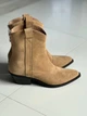 Козаки жіночі короткі з натуральної замші бежеві Woman's heel 37 (О-943) - зображення 2