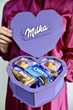Солодкий подарунковий бокс із солодощами Унікальна цукерка №115 "Серце Milka" 0,8 кг цукерок (УЦН00115) - изображение 1